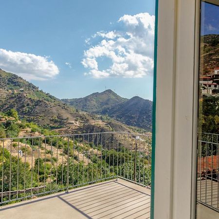 Hostal Farmakas Living Exterior foto