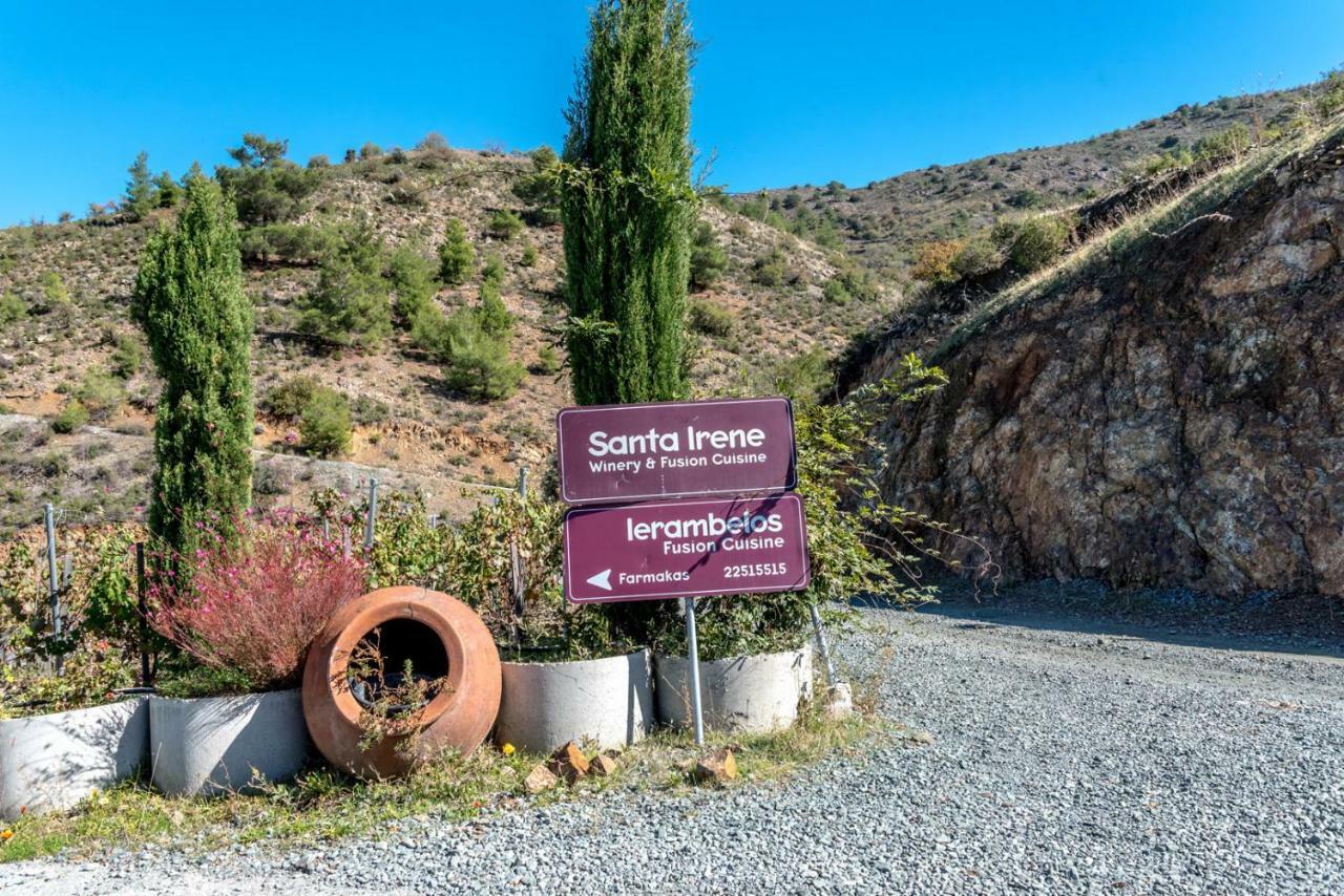 Hostal Farmakas Living Exterior foto
