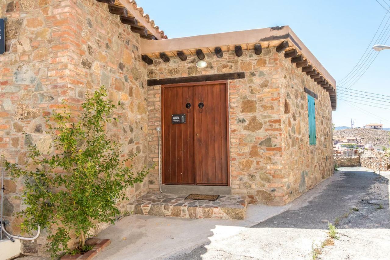 Hostal Farmakas Living Exterior foto
