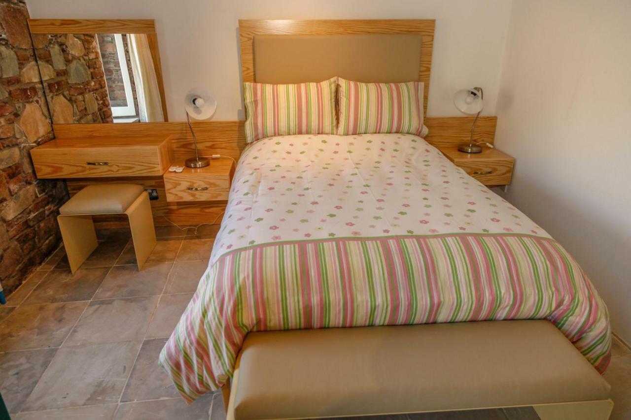 Hostal Farmakas Living Exterior foto
