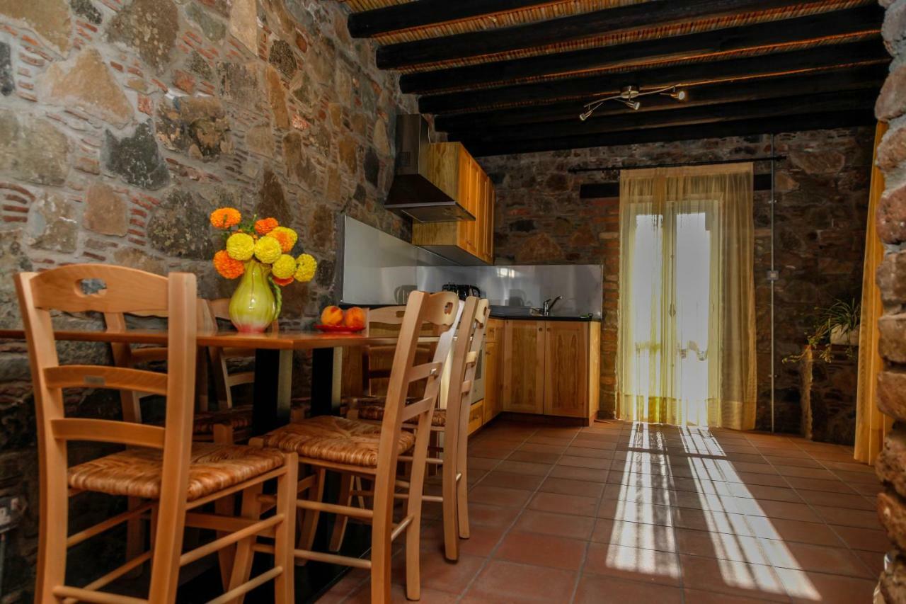 Hostal Farmakas Living Exterior foto