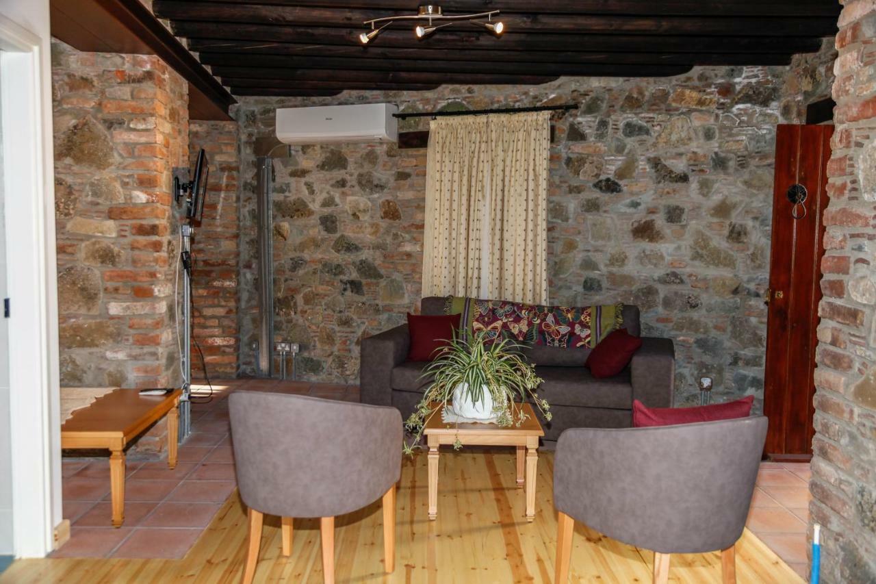 Hostal Farmakas Living Exterior foto